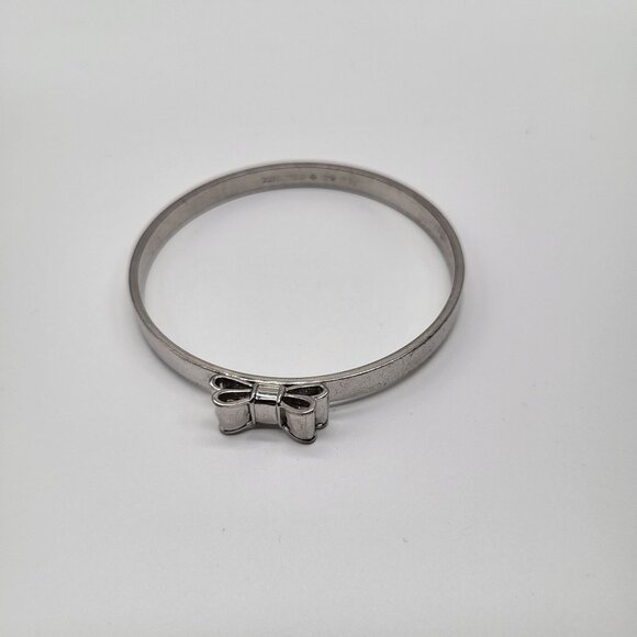 Kate Spade New York Designer TAKE A BOW Roung Bangle Bracelet SIlver Tone - Picture 1 of 8